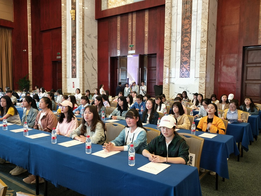 1558402716179094291.jpg 医学技术学院组织学生参加“首届兰州美丽健康论坛”.jpg