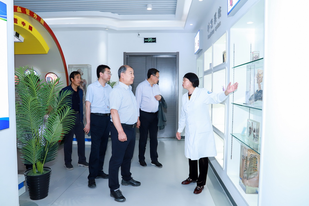 1686194273407028707.jpg 2023年6月7日 原甘肃省卫生和计划生育委员会党组副书记、副主任李存文莅临我校调研 (4)_调整大小.jpg