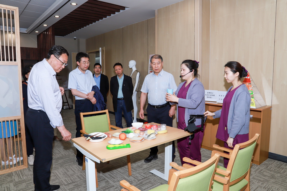 1686194300213034354.jpg 2023年6月7日 原甘肃省卫生和计划生育委员会党组副书记、副主任李存文莅临我校调研 (13)_调整大小.jpg